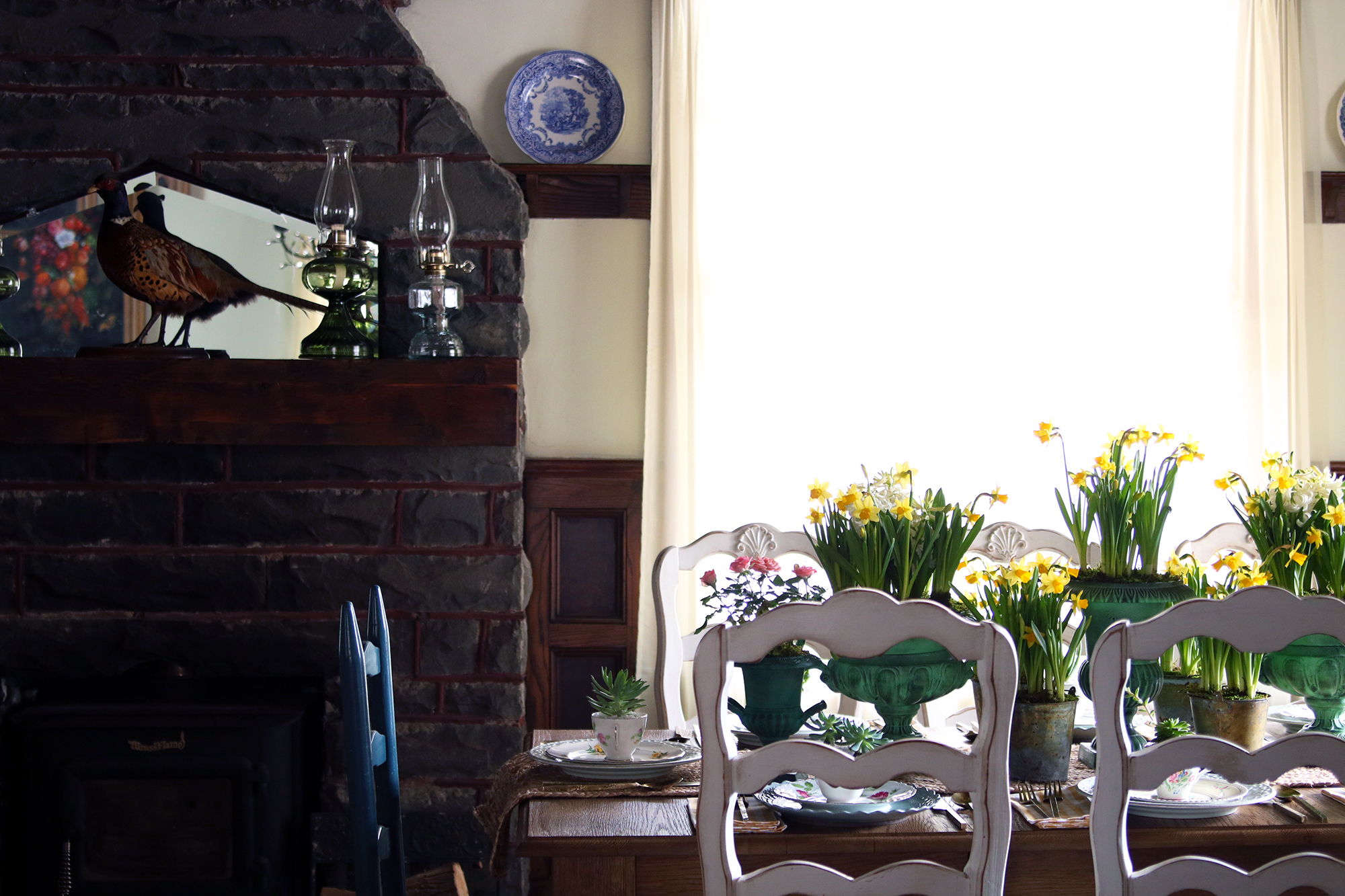 The Farmhouse Project: How to style your spring tablescape inspired by the garden.