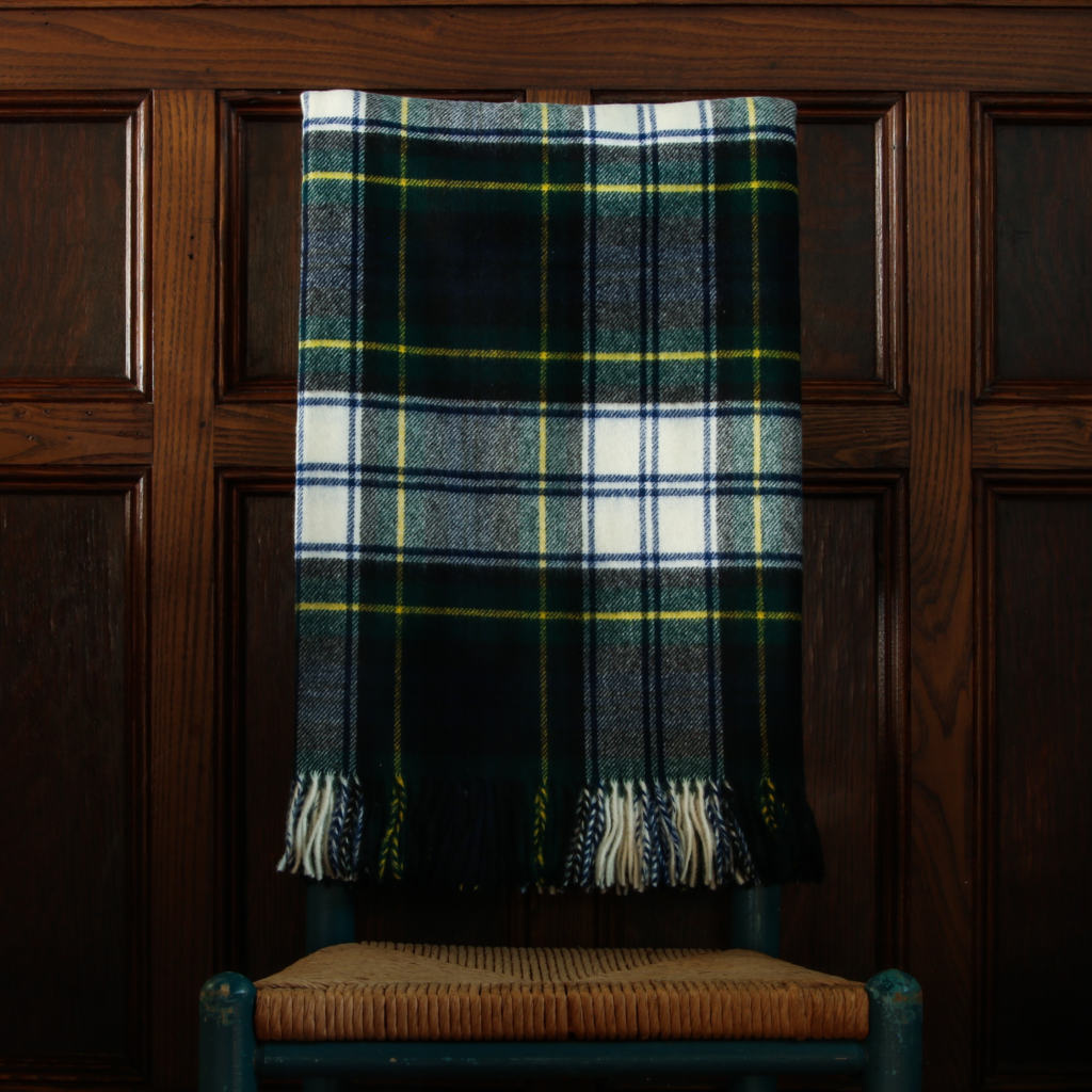 Gordon Weathered Tartan Crest Blanket Wave Style